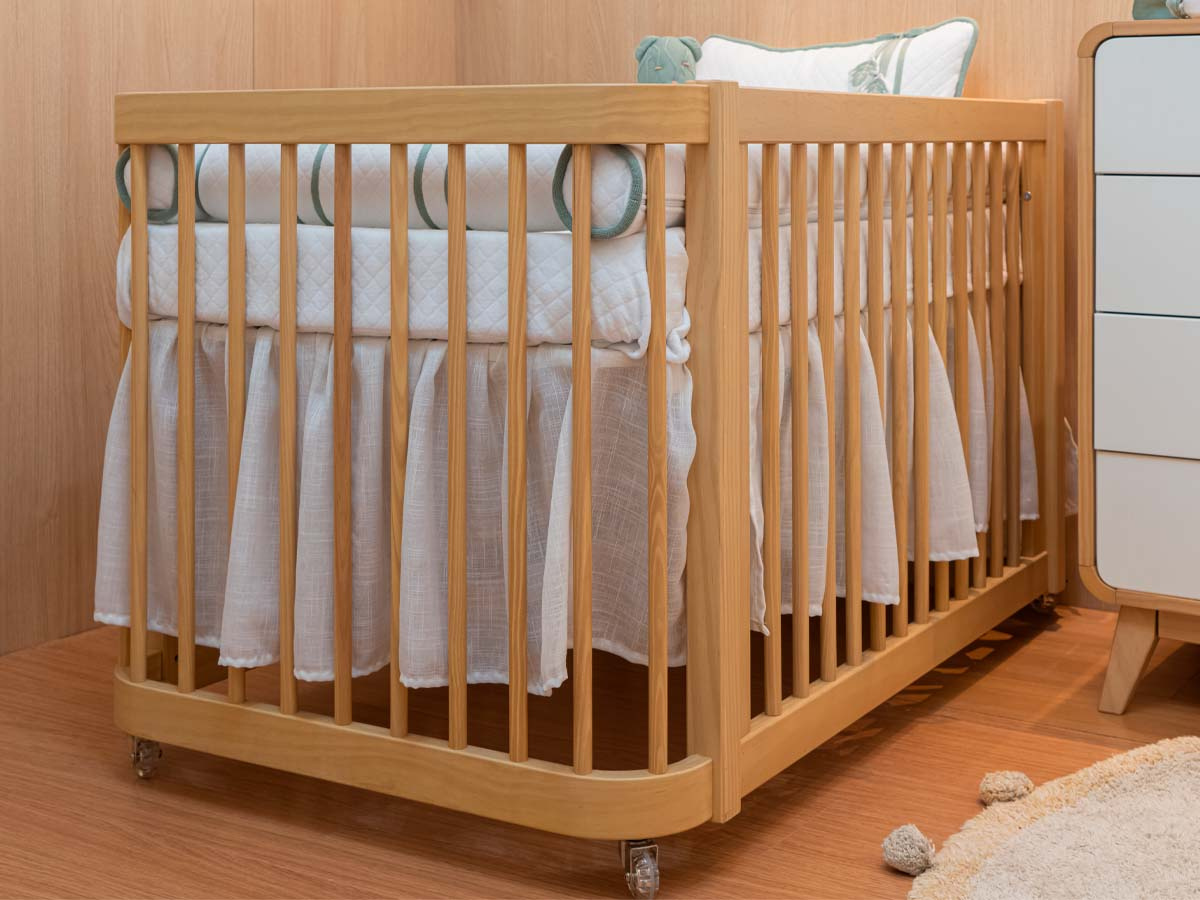 Berço de Madeira 3 em 1 Linha Evolutiva 80 x 136 x 79  cm (A x L x P) - Cor Carvalho Malva + Colchão