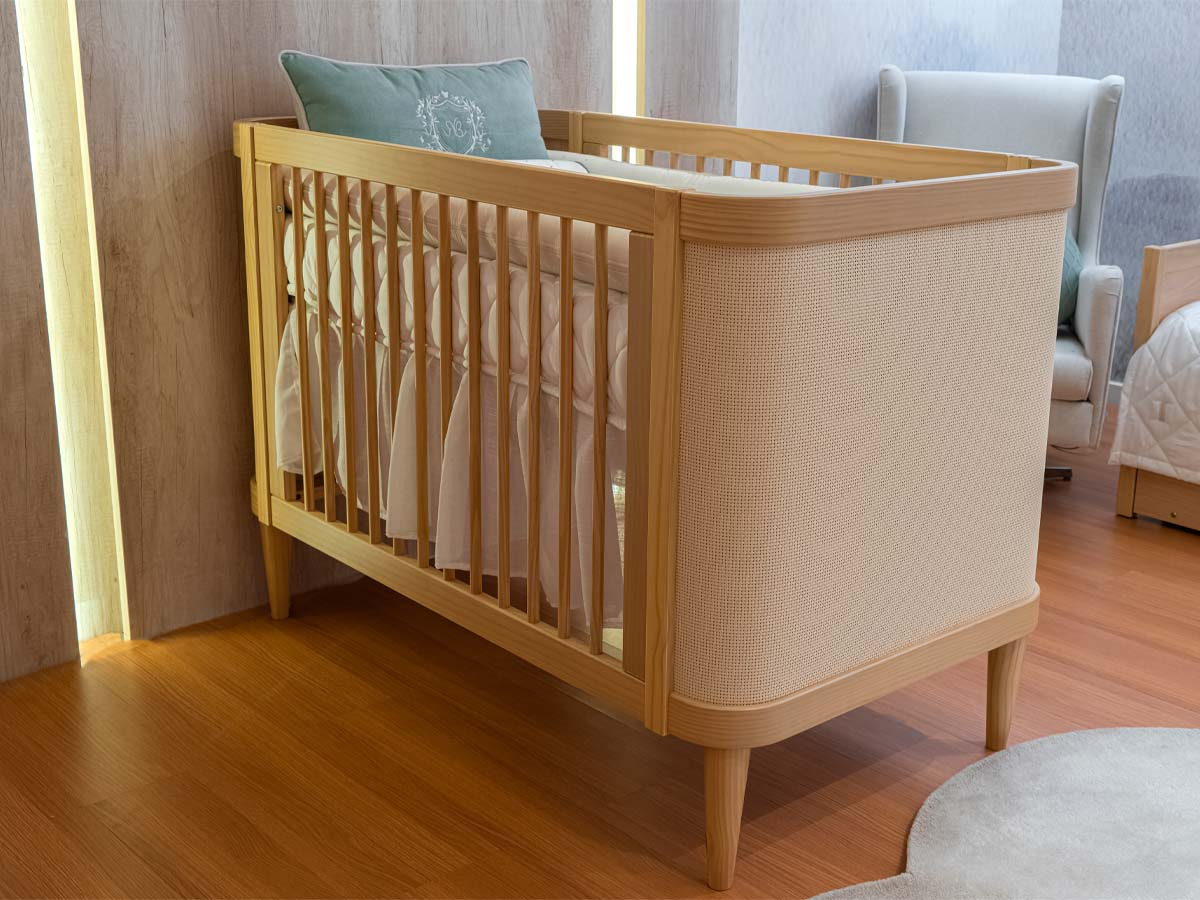 Berço de Madeira Paglia 2 em 1 Vira Mini Cama 84 x 133 x 76  cm (A x L x P) - Cor Carvalho Malva Com Ratan + Colchão