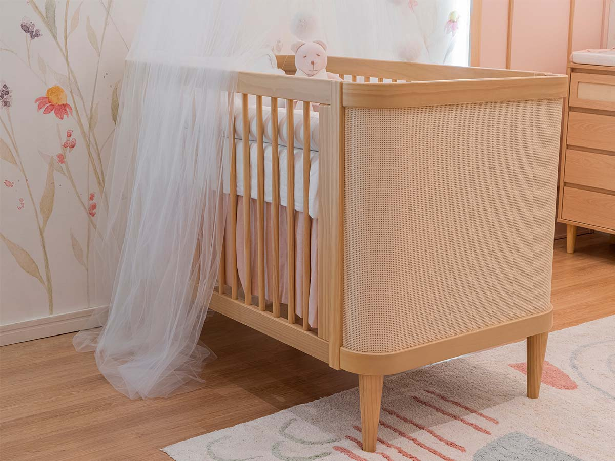 Berço de Madeira Paglia 3 em 1 Vira Mini Cama e Mini Berço 84 x 133 x 76  cm (A x L x P) - Cor Carvalho Malva Com Ratan + Colchão