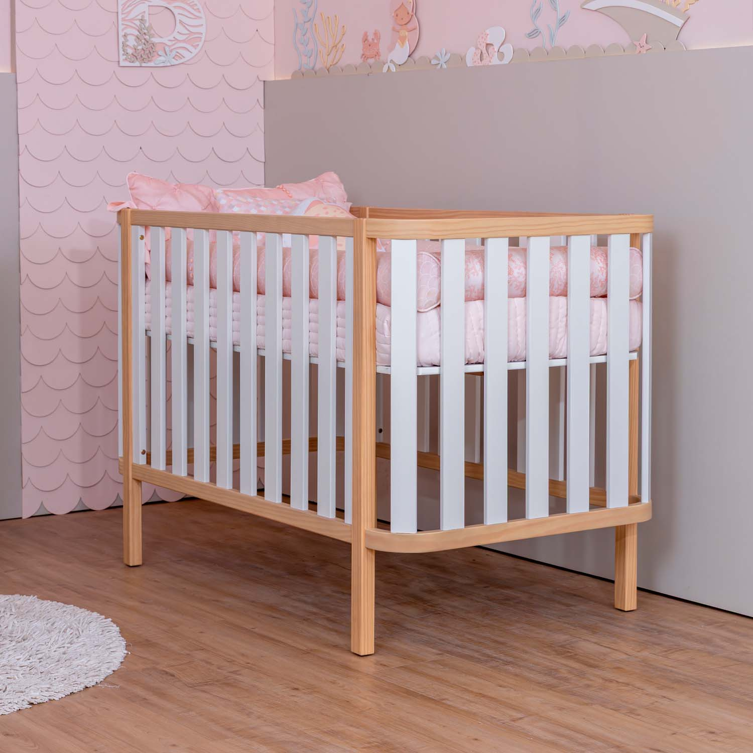 Berço de Madeira 2 em 1 Vira Mini Cama Linha Softy Móveis Quater 92 x 136 x 77  cm (A x L x P) - Cor Branco Com Carvalho + Colchão